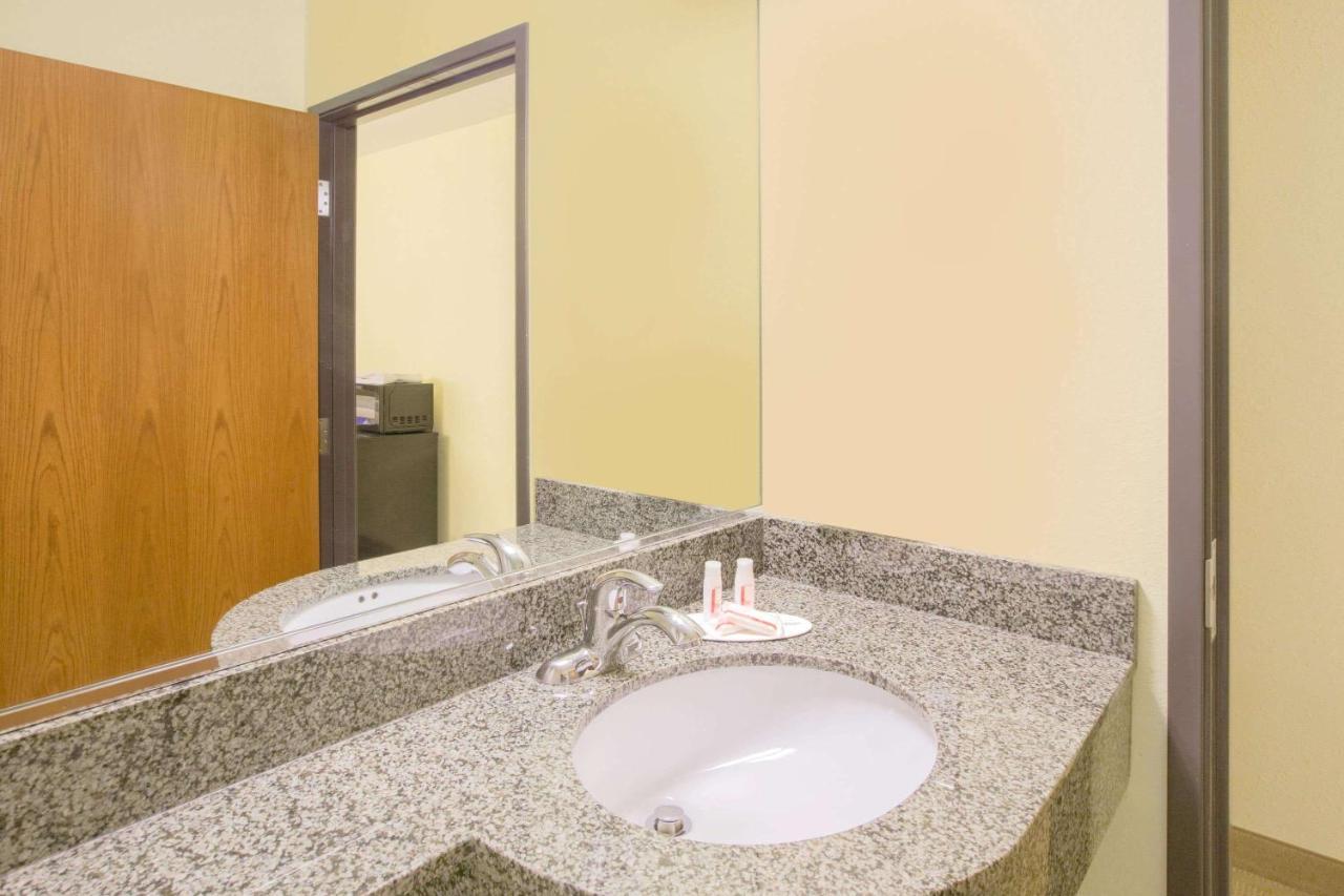 Microtel Inn & Suites By Wyndham Delphos Esterno foto